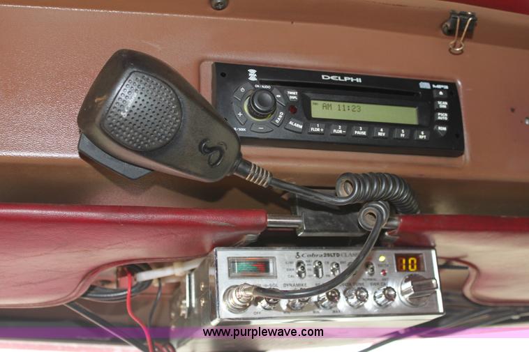 image for item F8640 1990 Peterbilt 379 semi truck