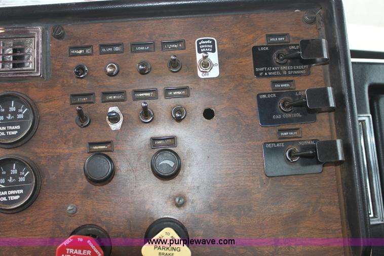 image for item F8640 1990 Peterbilt 379 semi truck