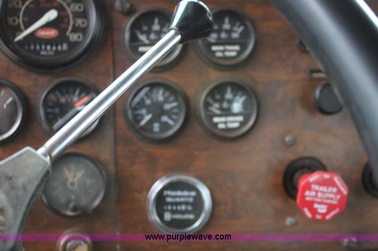 image for item F8640 1990 Peterbilt 379 semi truck