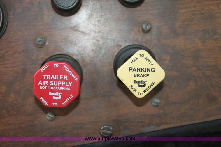 image for item F8640 1990 Peterbilt 379 semi truck