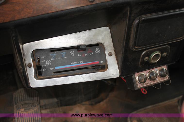 image for item F8640 1990 Peterbilt 379 semi truck