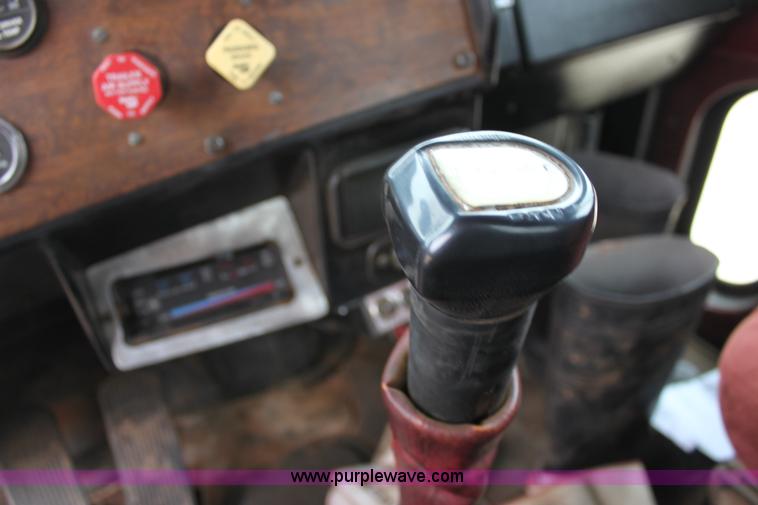 image for item F8640 1990 Peterbilt 379 semi truck