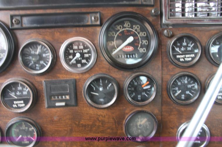 image for item F8640 1990 Peterbilt 379 semi truck