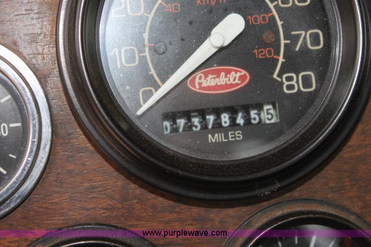 image for item F8640 1990 Peterbilt 379 semi truck