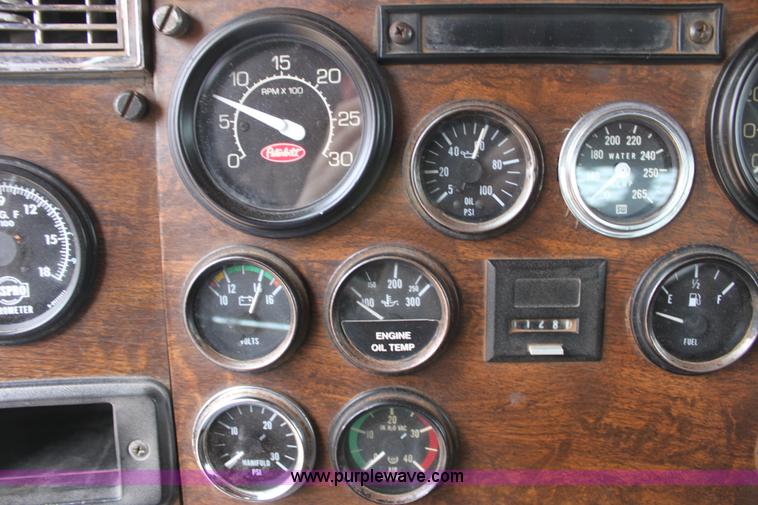 image for item F8640 1990 Peterbilt 379 semi truck