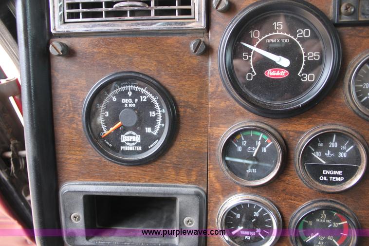 image for item F8640 1990 Peterbilt 379 semi truck