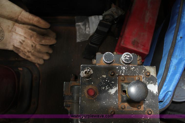 image for item F8640 1990 Peterbilt 379 semi truck