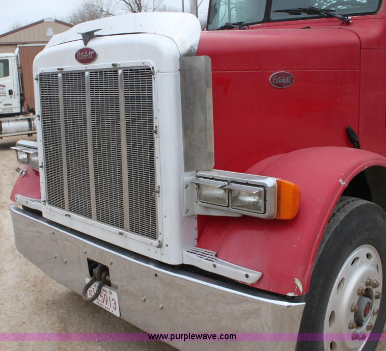 image for item F8640 1990 Peterbilt 379 semi truck
