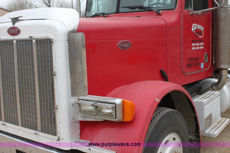 image for item F8640 1990 Peterbilt 379 semi truck