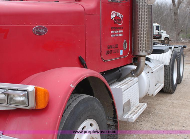 image for item F8640 1990 Peterbilt 379 semi truck