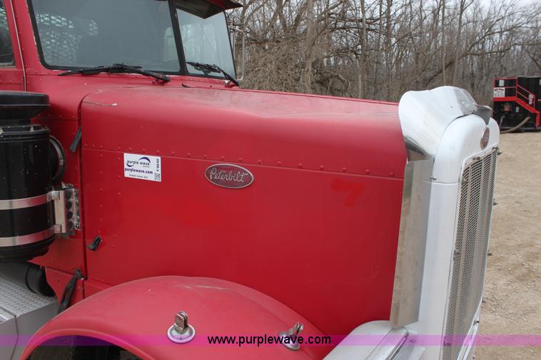 image for item F8640 1990 Peterbilt 379 semi truck