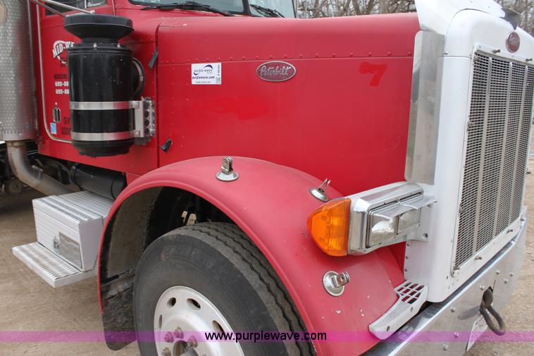 image for item F8640 1990 Peterbilt 379 semi truck