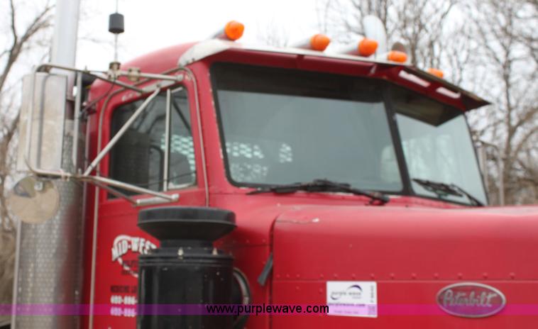 image for item F8640 1990 Peterbilt 379 semi truck