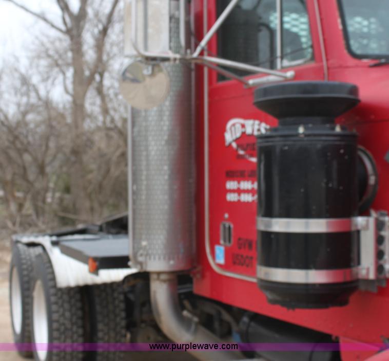 image for item F8640 1990 Peterbilt 379 semi truck