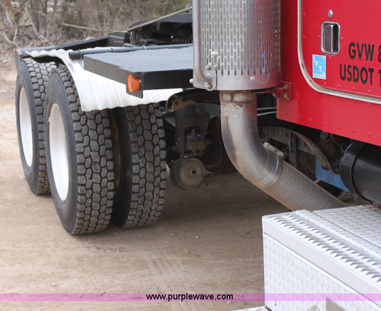 image for item F8640 1990 Peterbilt 379 semi truck