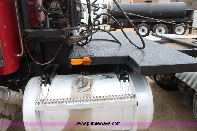 image for item F8640 1990 Peterbilt 379 semi truck