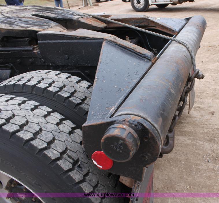 image for item F8640 1990 Peterbilt 379 semi truck