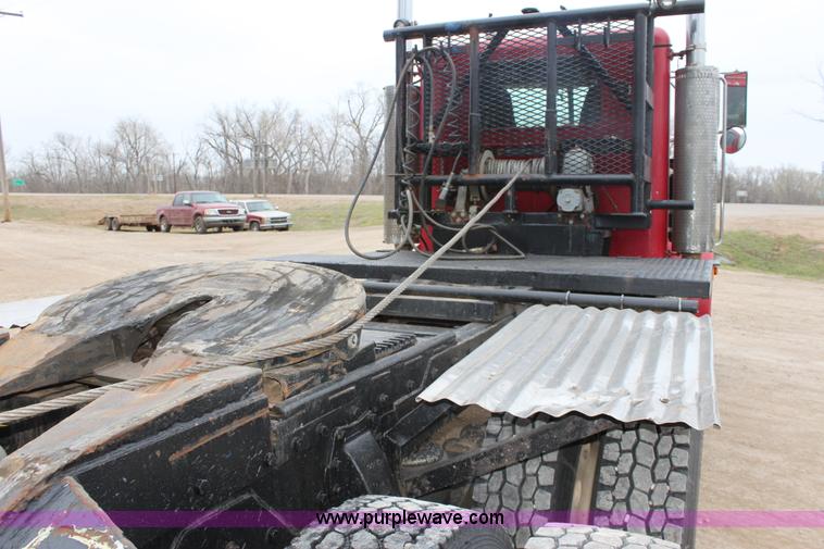 image for item F8640 1990 Peterbilt 379 semi truck