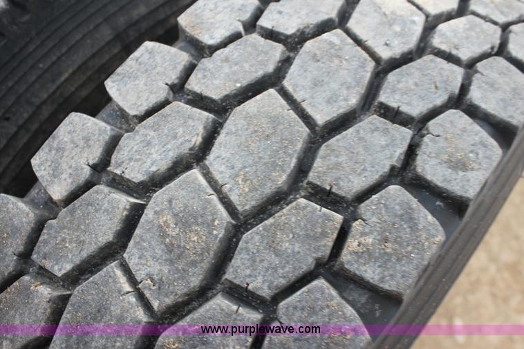 image for item F8640 1990 Peterbilt 379 semi truck