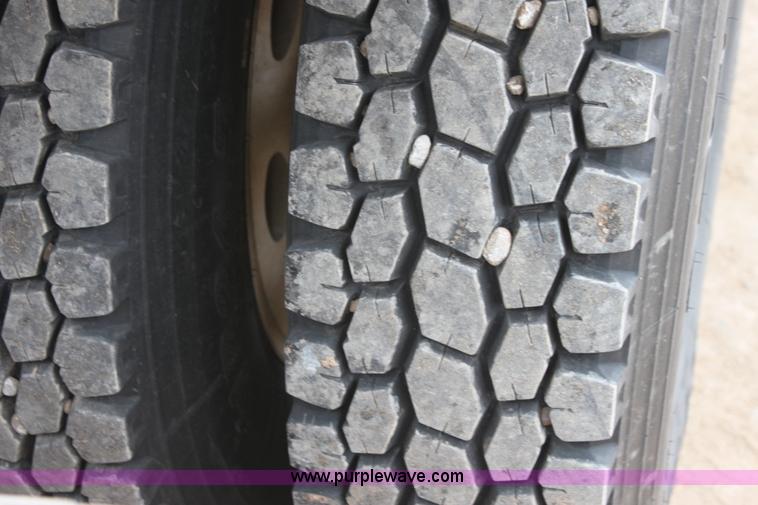 image for item F8640 1990 Peterbilt 379 semi truck