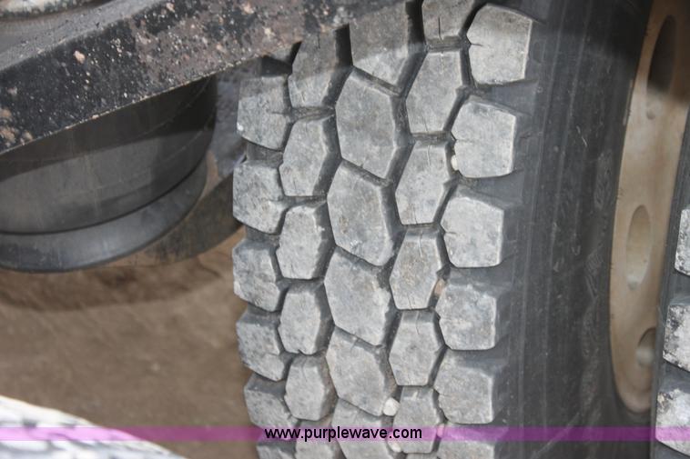 image for item F8640 1990 Peterbilt 379 semi truck