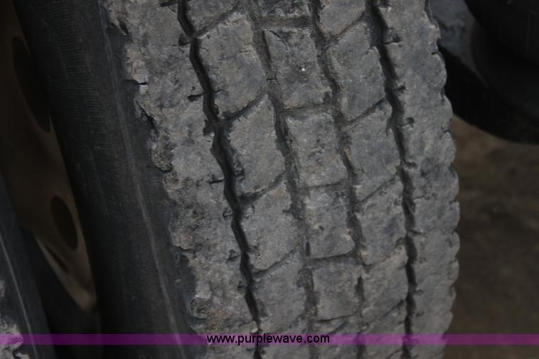 image for item F8640 1990 Peterbilt 379 semi truck