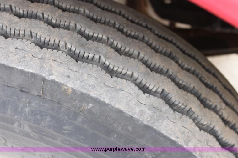 image for item F8640 1990 Peterbilt 379 semi truck