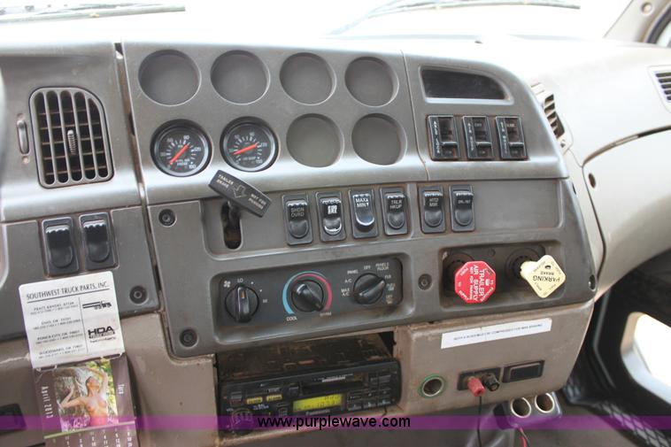 image for item F8641 2000 Sterling A9500 vacuum truck