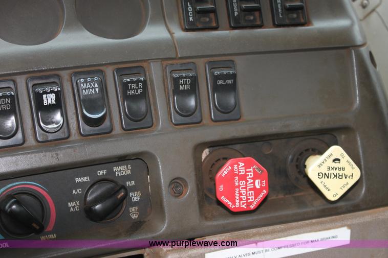 image for item F8641 2000 Sterling A9500 vacuum truck