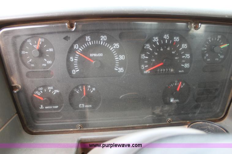 image for item F8641 2000 Sterling A9500 vacuum truck