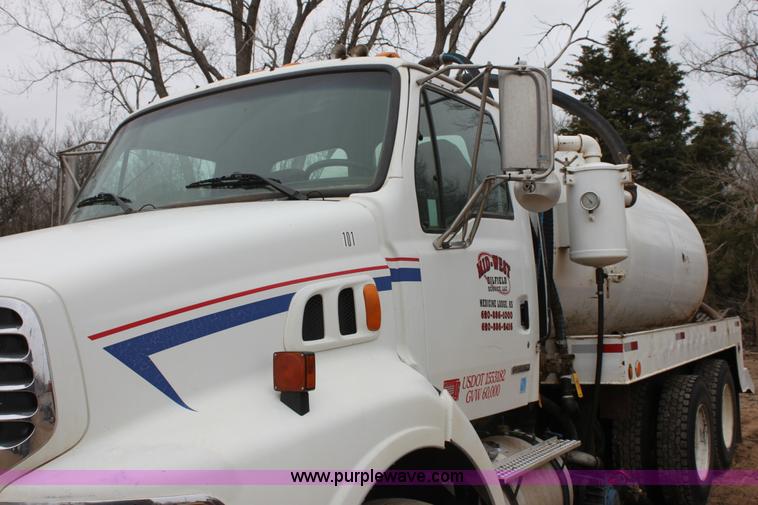 image for item F8641 2000 Sterling A9500 vacuum truck