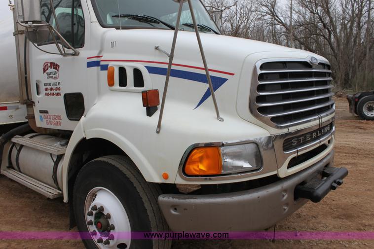 image for item F8641 2000 Sterling A9500 vacuum truck