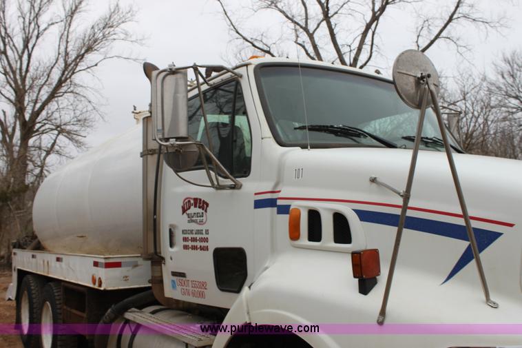 image for item F8641 2000 Sterling A9500 vacuum truck