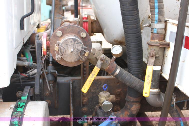 image for item F8641 2000 Sterling A9500 vacuum truck