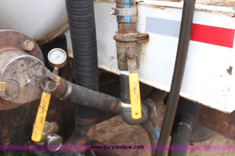 image for item F8641 2000 Sterling A9500 vacuum truck