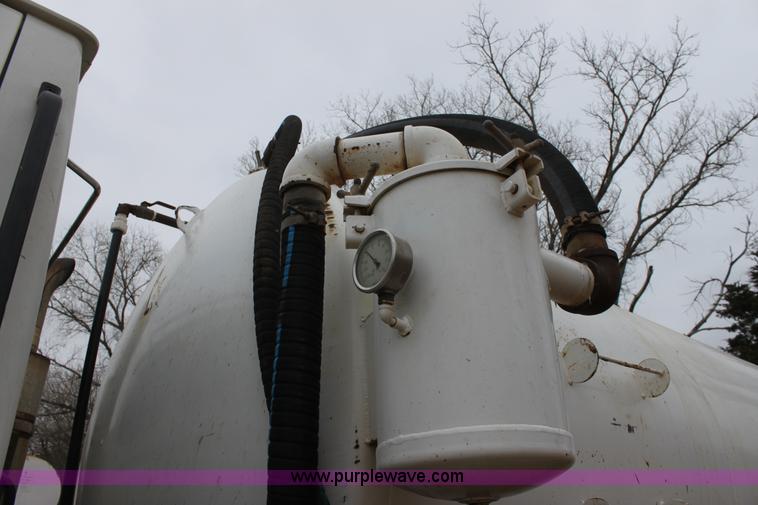 image for item F8641 2000 Sterling A9500 vacuum truck