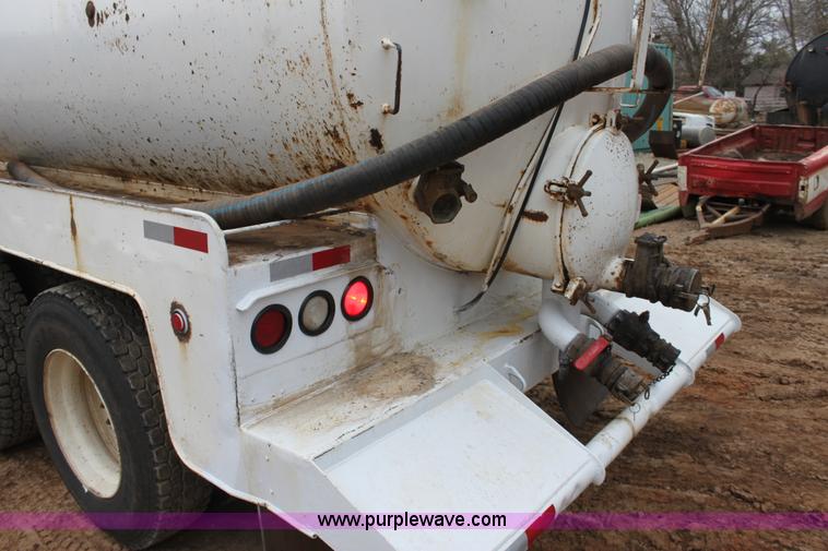 image for item F8641 2000 Sterling A9500 vacuum truck