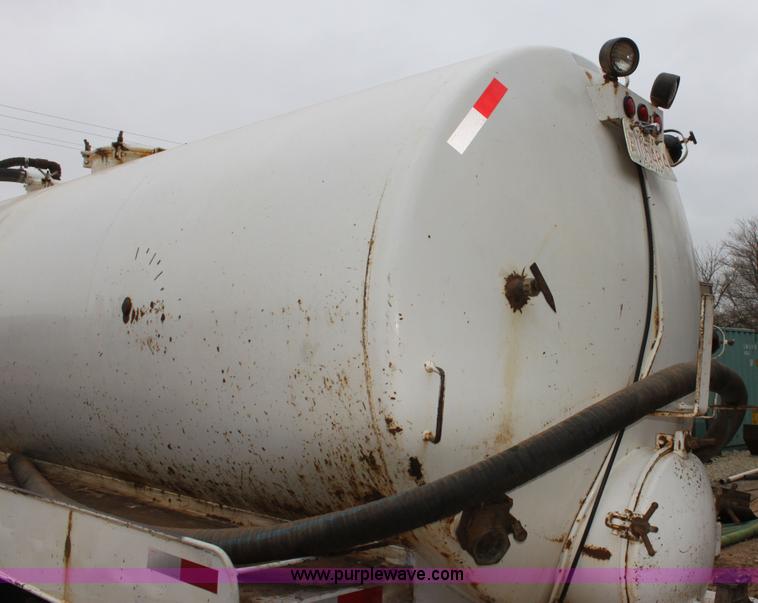 image for item F8641 2000 Sterling A9500 vacuum truck