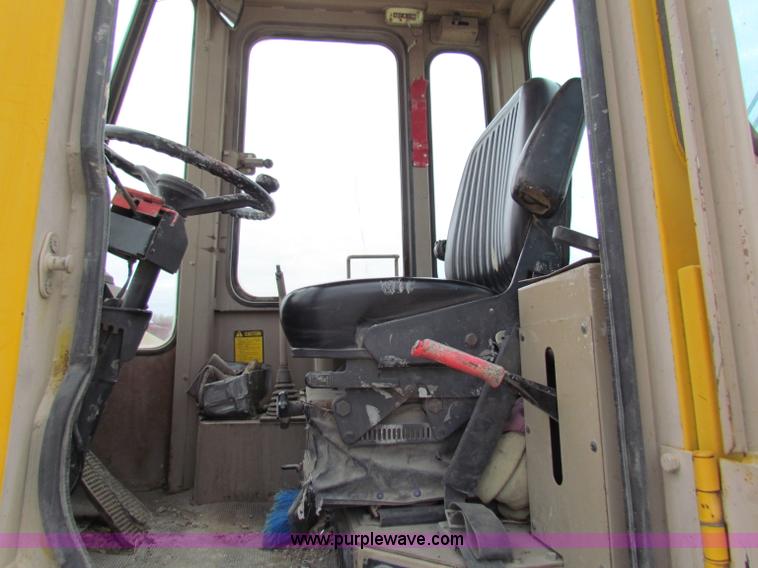 image for item F8643 1989 John Deere 344E wheel loader