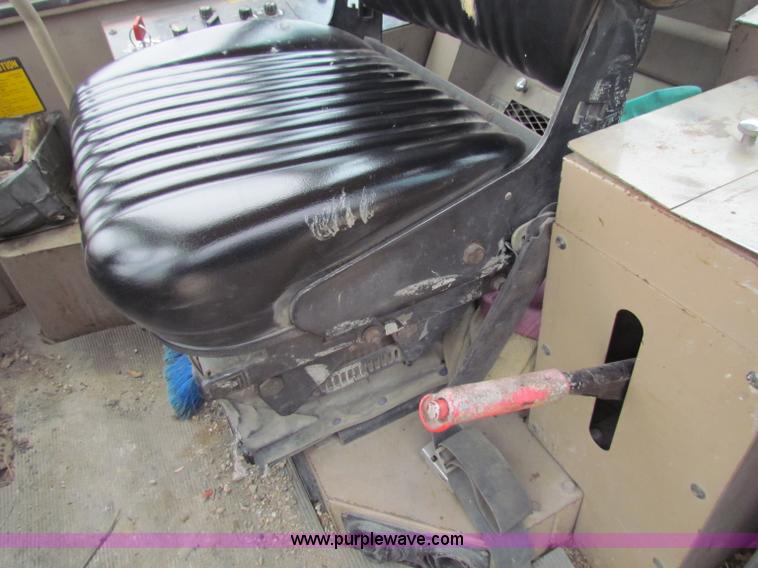 image for item F8643 1989 John Deere 344E wheel loader