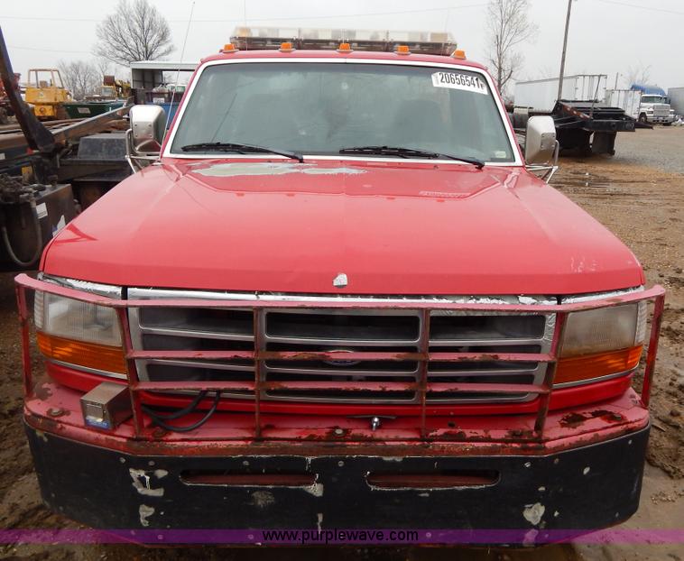 image for item G3116 1997 Ford F450 Super Duty wrecker truck