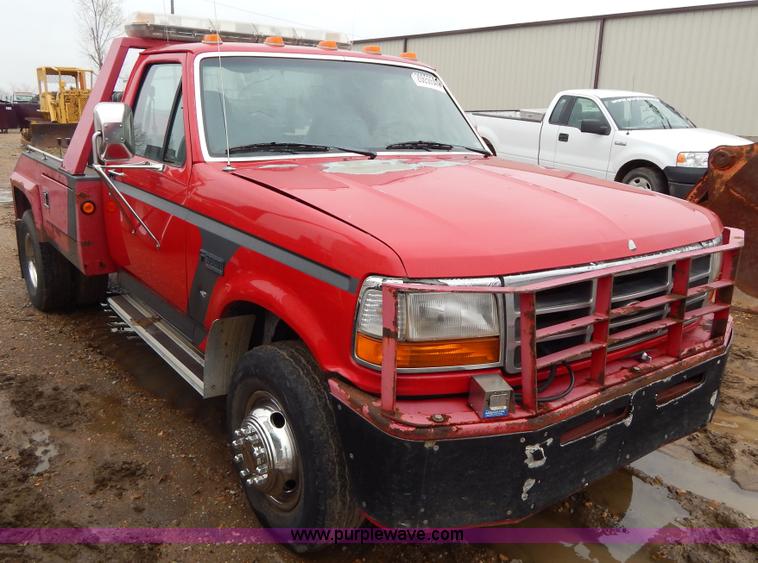 image for item G3116 1997 Ford F450 Super Duty wrecker truck