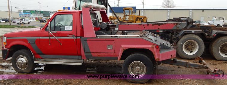 image for item G3116 1997 Ford F450 Super Duty wrecker truck