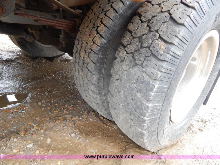 image for item G3116 1997 Ford F450 Super Duty wrecker truck