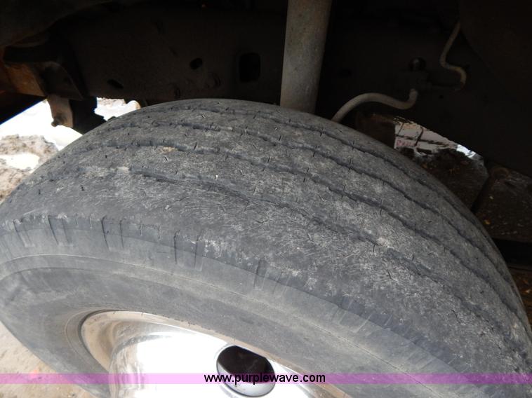 image for item G3116 1997 Ford F450 Super Duty wrecker truck