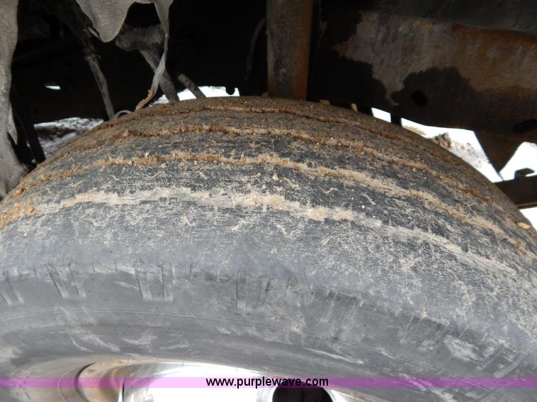 image for item G3116 1997 Ford F450 Super Duty wrecker truck