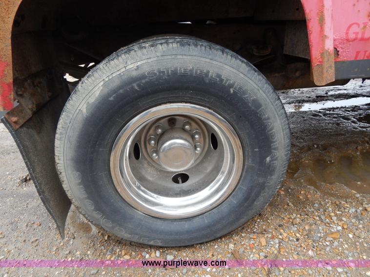 image for item G3116 1997 Ford F450 Super Duty wrecker truck