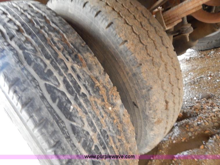 image for item G3116 1997 Ford F450 Super Duty wrecker truck