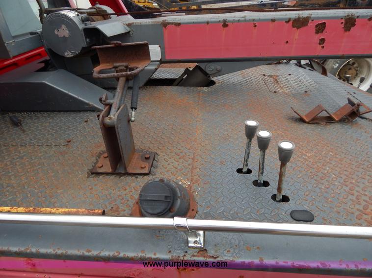 image for item G3116 1997 Ford F450 Super Duty wrecker truck