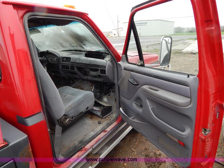image for item G3116 1997 Ford F450 Super Duty wrecker truck